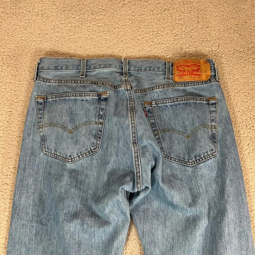 Levis 501 Original Fit Mens Light Wash Blue Denim Jeans 38x30 Button Fly